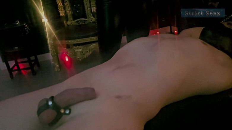 Strict Senz: Stina stone长指甲痒痒骑脸骑乘被情妇撑开 第1部分