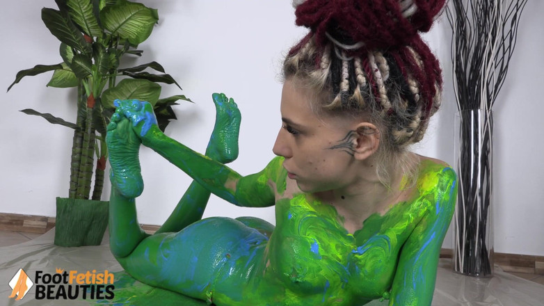Foot Fetish HD: Yoga berwarna-warni kecil molek bertatu di rumah