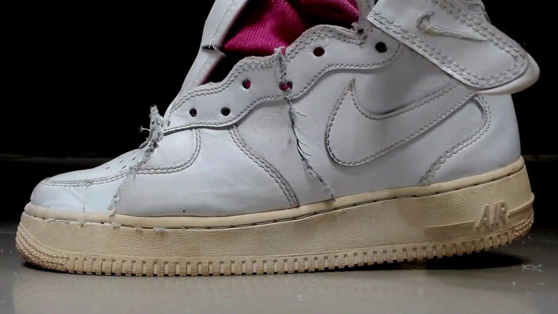 Maeling: Orgasme Nike sneakers vernietigen voetengroei - Hulk voeten, transformatiefetisj, groeifetisj