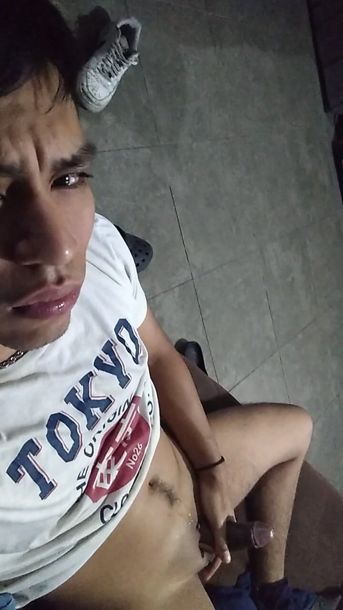 AlexAlejandro13: Strök min kuk på golvet