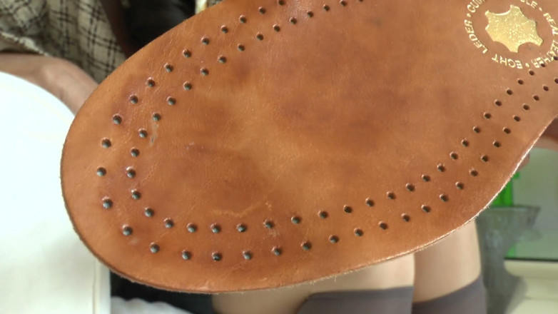 Lady Victoria Valente: Lo scopatore di scarpe riceve un addestramento per scopare le...