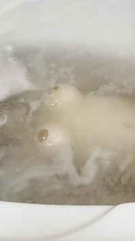 水中で目を開けて鼻を覆わずに息を止めている