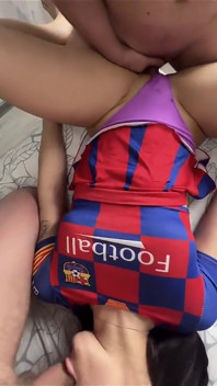 Calda cheerleader con un grosso culo si scopa due cazzi