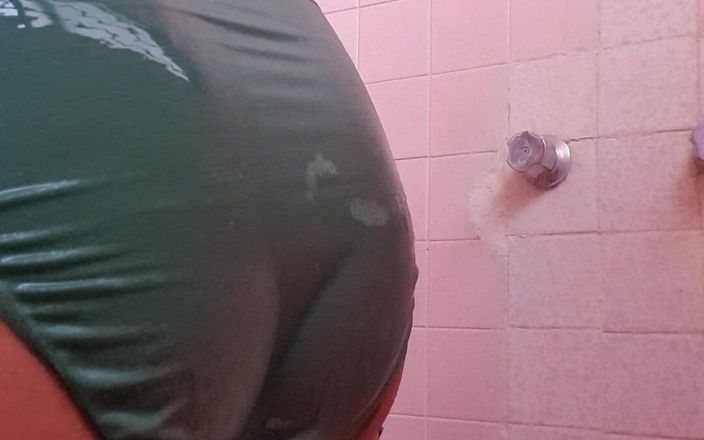 Wet lingerie: Licra पोशाक और नायलॉन अधोवस्त्र में गीला हो रही है