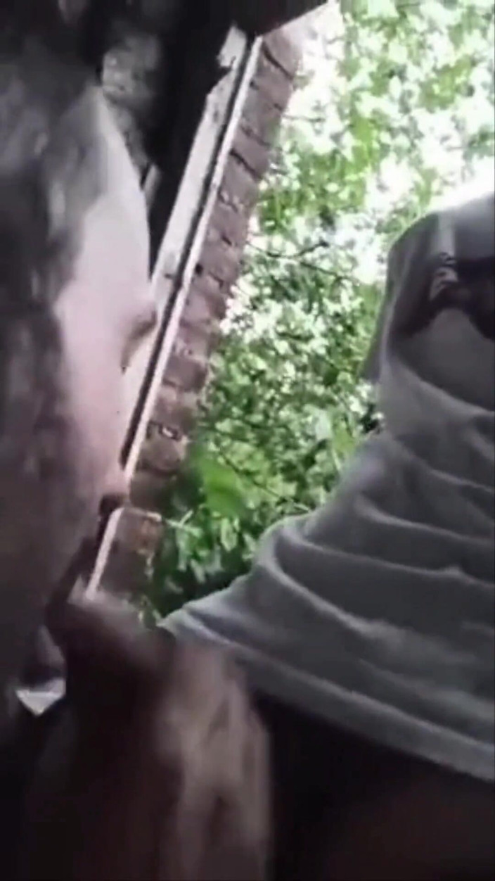 Justin hoodwar: Chlap se honí v městském průzkumu a je chycen kouřícím...