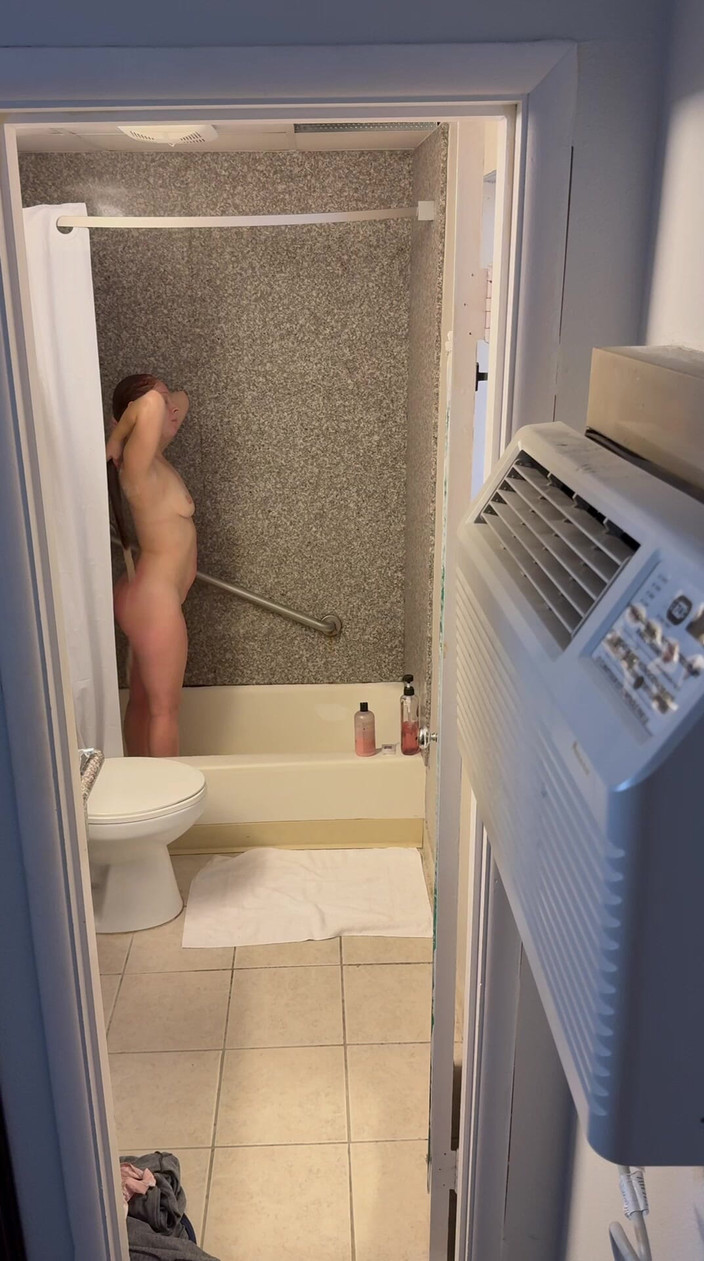 LilRedKinkQueen: Руда роздягається і приймає душ