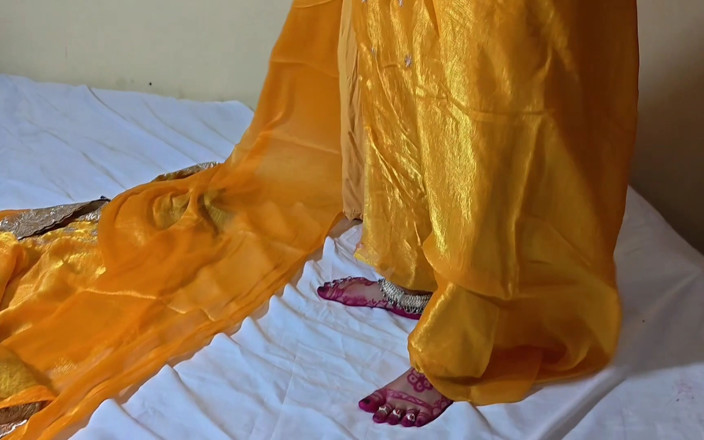 Lalita Singh: Desi ehefrau fingert muschi allein zu hause