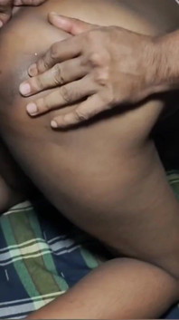 Ma copine femme fait un trio torride avec une bhabhi MILF et la femme de son amie du village en train de baiser !