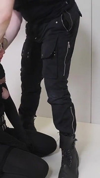 Sexy anální děvka s kulatým zadkem se proměnila v bug pro ponižující anální trest
