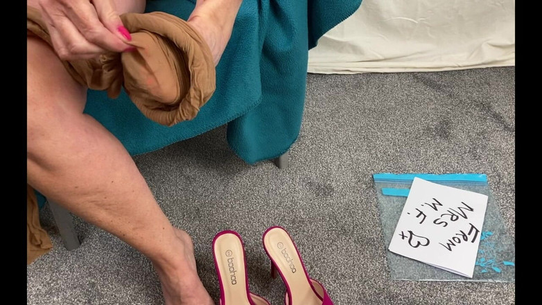 Mr MF: Sra. Pés Maduros usando sua meia-calça usada para a última vez