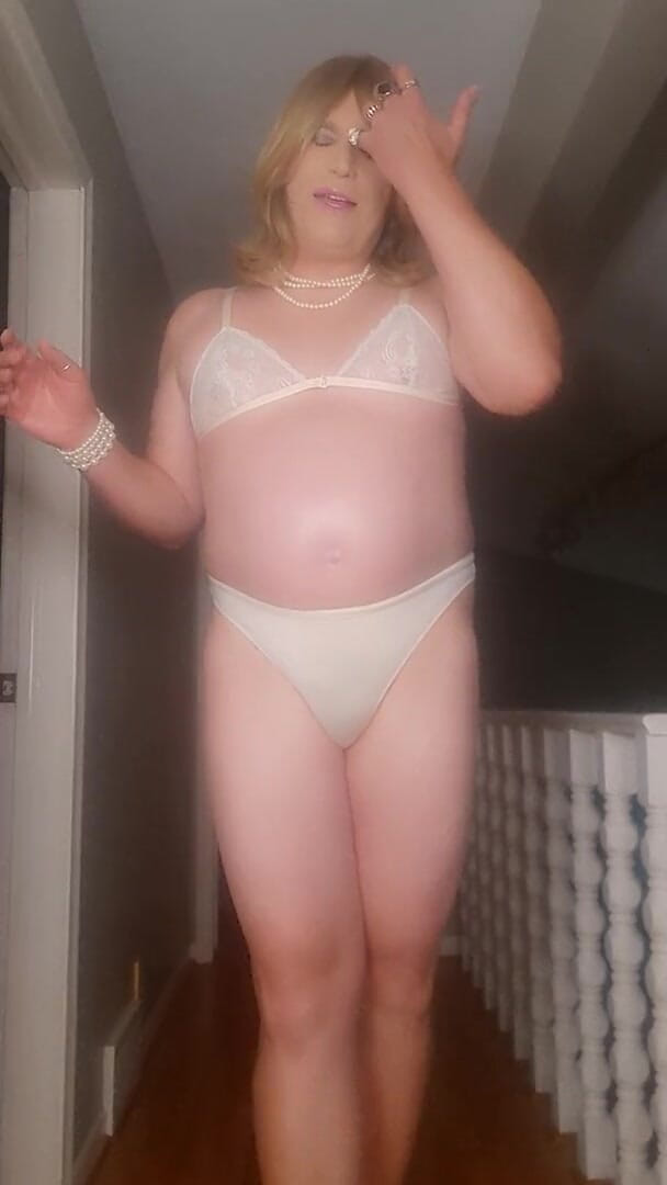 Victoria Lecherri: ファンのための白いパンティをモデル化!