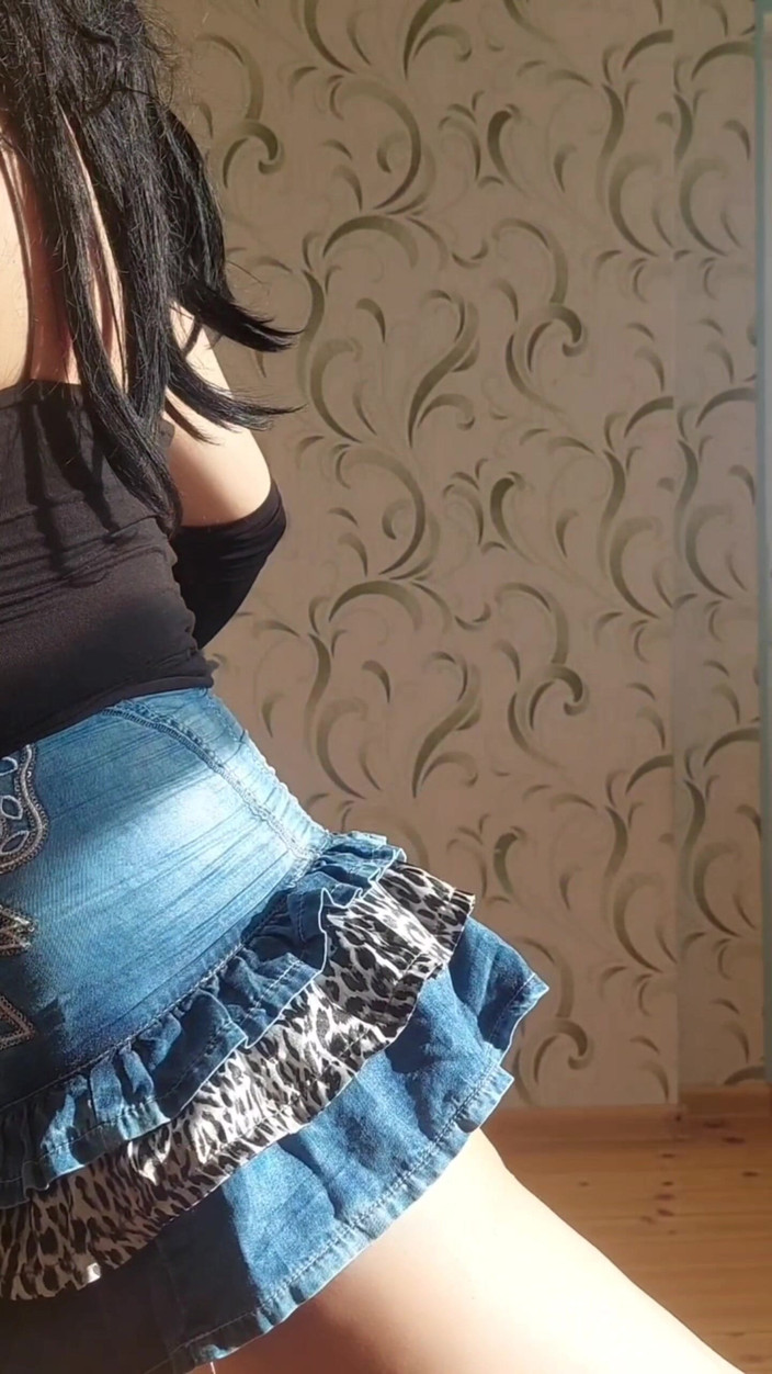 Kitty_Cross: 大きなお尻のチアリーダー、フェムボーイがBBCの男性グループを探し、街で会いたい