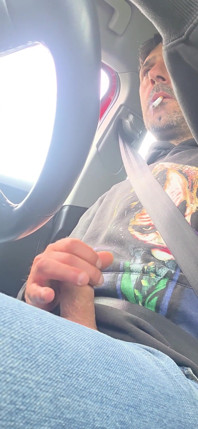 Hetero-typ wird geil und wichst während der fahrt, er wird fast erwischt