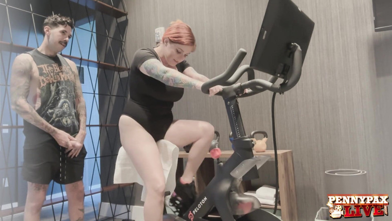 Penny Pax: Penny Pax trabajó en el gimnasio