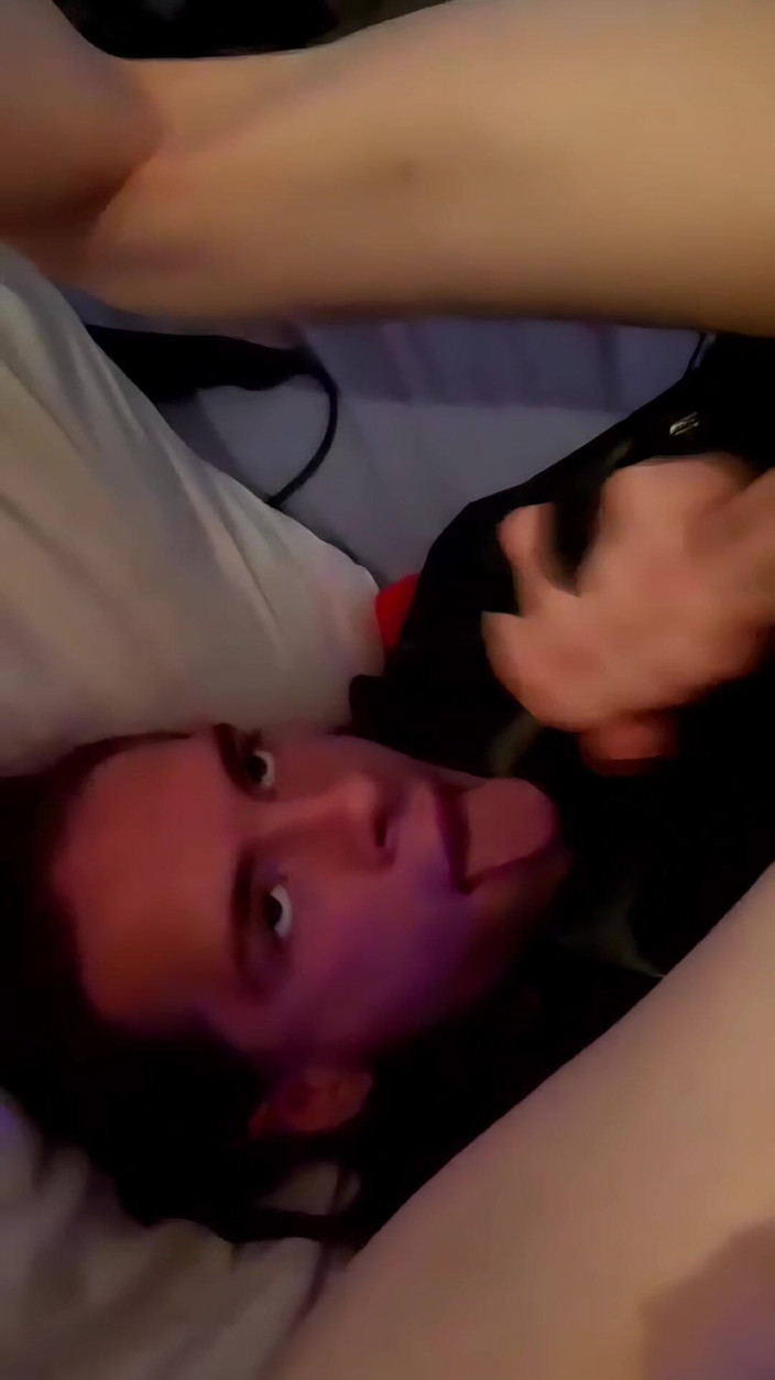LoonaFemboy: Loona Travesti trans acarició una corrida en su cara y...