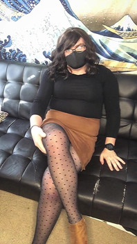 Menina trans na meia-calça polka dot