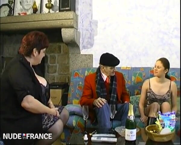 La France a Poil: Флору, 18, в 1-й раз отшпилил дедушка