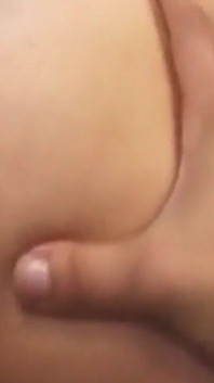 Mamă sexy tachinează cu degetele pizda care picură cu un vibrator imens bbc