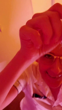 Sidiğini kontrol ediyor ve komik mastürbasyon yapmasına izin veriyor