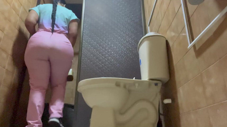 pampammedallo: Compilație de fete care se pișă în băi