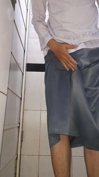 Asiatischer transvestist masturbiert und trägt rutschige college-mädchen-uniform