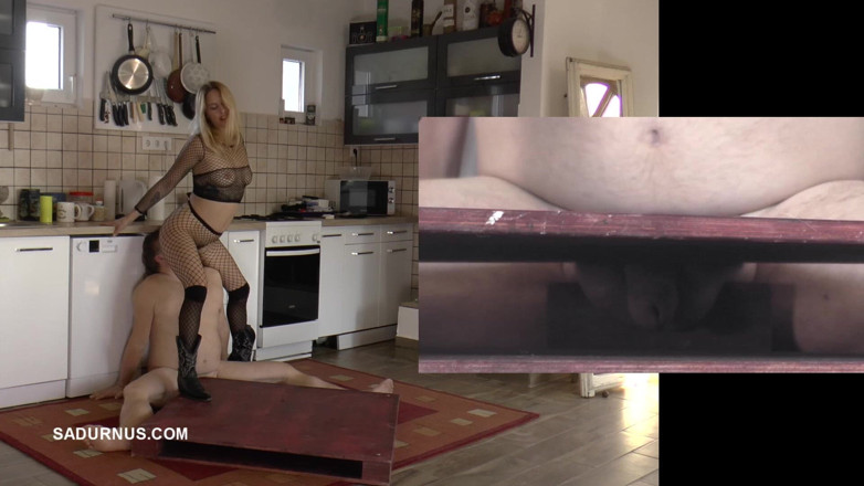 Sadurnus: Miss Douxxx gebruikt de tong van haar slaaf en verplettert...