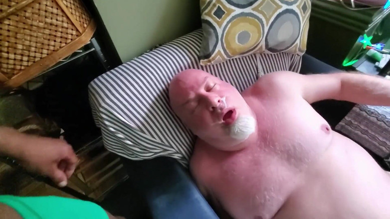 beardaddychub: Ursul se masturbează și are parte de o ejaculare facială uriașă...