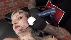 Alt Erotic: River Dawn Ink riceve 5 tatuaggi sulla faccia e scopa un...