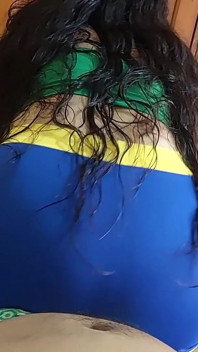 Peminat pasukan bola sepak kebangsaan Brazil meraikan kemenangan pasukannya dengan membiarkan bola saya kering