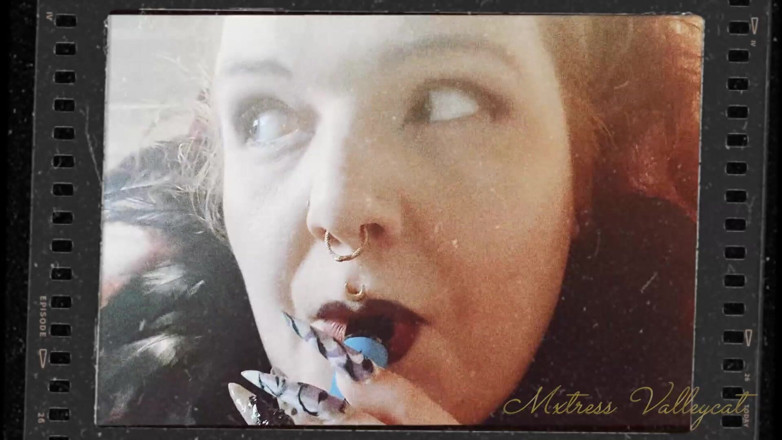 Mxtress Valleycat: Dominare gotică cu vape