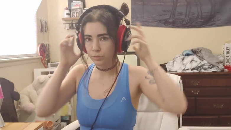 lilredvelvettt: Ejaculând pe muzică purtând căști