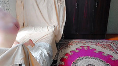 Kitty_Cross: 실크 의상을 입고 부드럽게 몸을 구부리는 음란한 Sissy