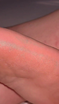 Kaki seksi cewek ini dicrot sperma hangat - close up
