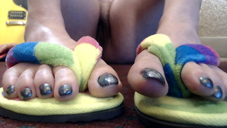 Abby Anna: Closeup toe wiggling flip flops nude