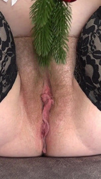 Madura con juguete navideño de cerca en primer plano. Al gordito le encantan las masturbaciones poco habituales. Pavg.