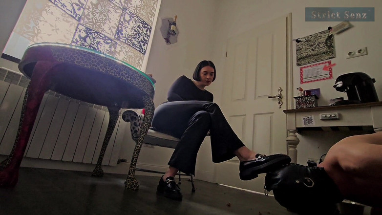 Strict Senz: Lady Medea Extrem Femdom Förnedring Krossar, Spottar, Pissar, Trampar, Faceslapping.mp4