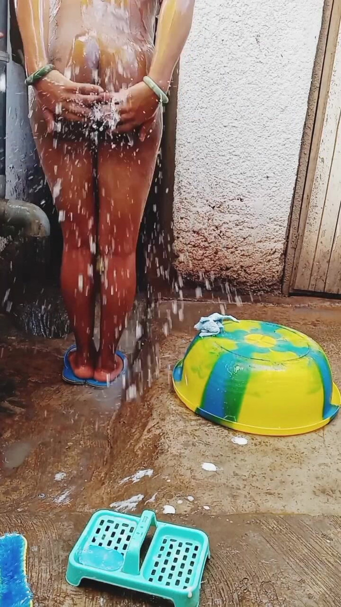 Me and my new slut: Ao ar livre, tomando banho na minha namorada grávida em...