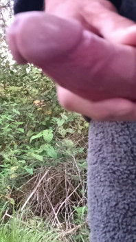 Stöhnen, squirting, abspritzen, wichsen im wald mit onesie