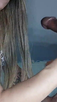 Efeminat și ascultător și îl suge cu plăcere