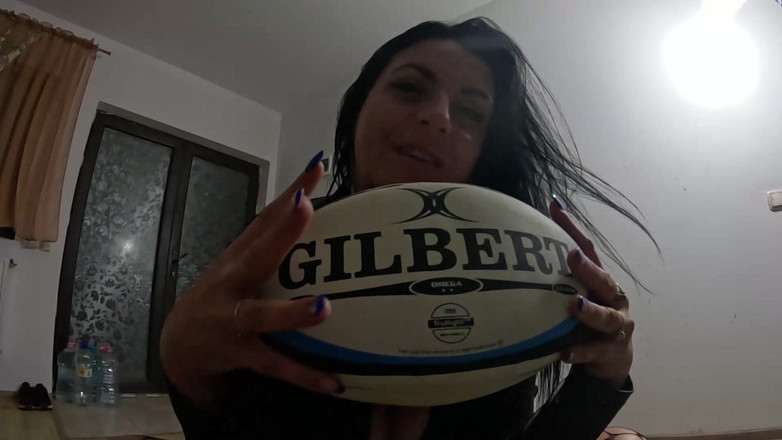 MilfyCalla: Rugby boll fetisch - smutsigt samtal, fittridning &amp;slickar Rugby Ball