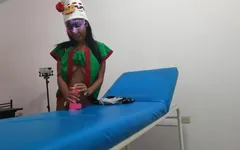 黑发继妹穿着性感女精灵服装并开始饥渴