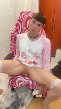 Femboy teste ses jouets