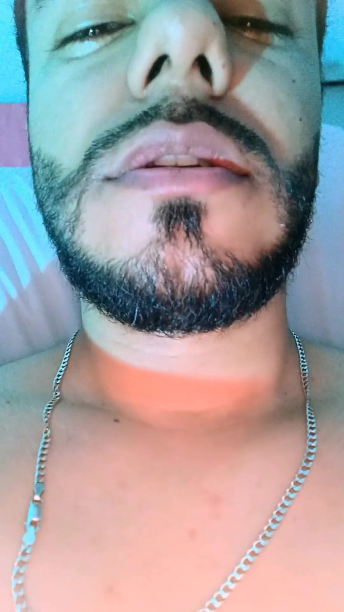 Tommhot: Ragazzo latino che indossa infradito si masturba il suo cazzo...