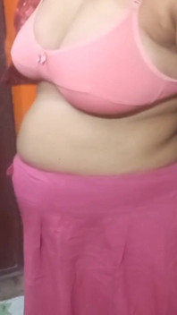 Bardzo piękny indyjski Bhabhi w Czerwonym Sari