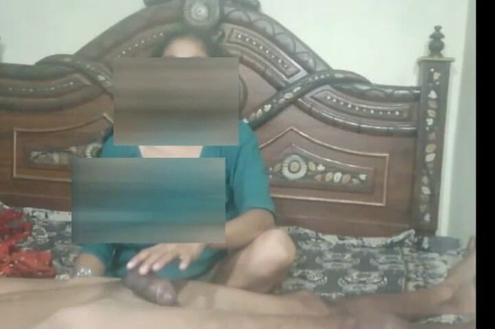 Tarelgc: 一个热辣性感的印度女孩吮吸他的男朋友的鸡巴并在阴户中性交 第2部分
