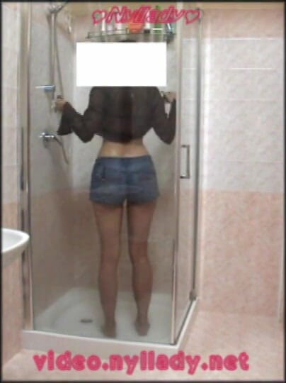 Nyllady: Dalam Bilik Mandi Dengan Pantyhose