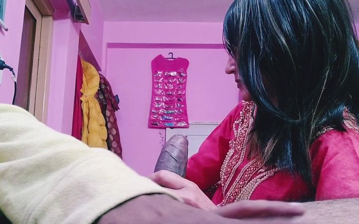 Bolly Karma: Ukochana milf dotyka penisa i bawi się podczas palenia