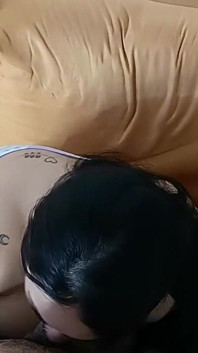 Chị kế sừng sỏ để tôi ngón tay vào âm hộ mềm mại của cô ấy và sau đó ngồi trên con cặc của tôi