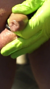 Küçük yarağımı yarak sokma ve lastik eldivenle mastürbasyon yapıyor (maalesef bazen bulanık)