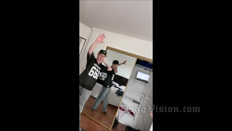 DoggVision: 年轻的 18 岁牙箍 pawg 洗澡